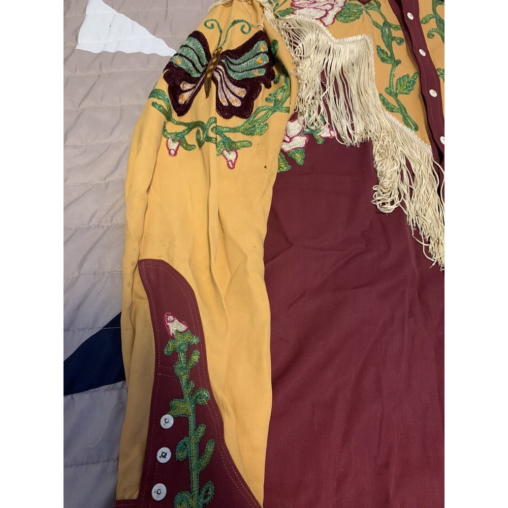 Butterfly embroidery and fringe on a seller-presented suit