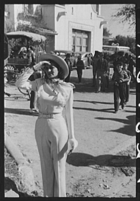 Rodeo performer waiting for the parade, San Angelo, 1940