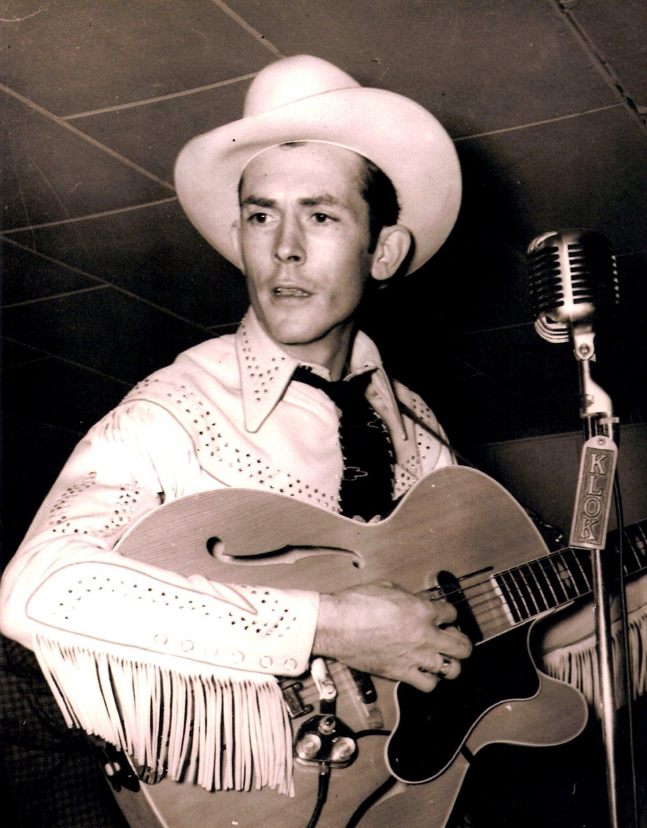 Hank Williams with an electric guitar, in the same shirt. A same-evening date has not been established.
